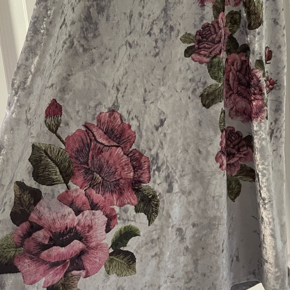 Velvet Floral Top - Picture 2 of 4